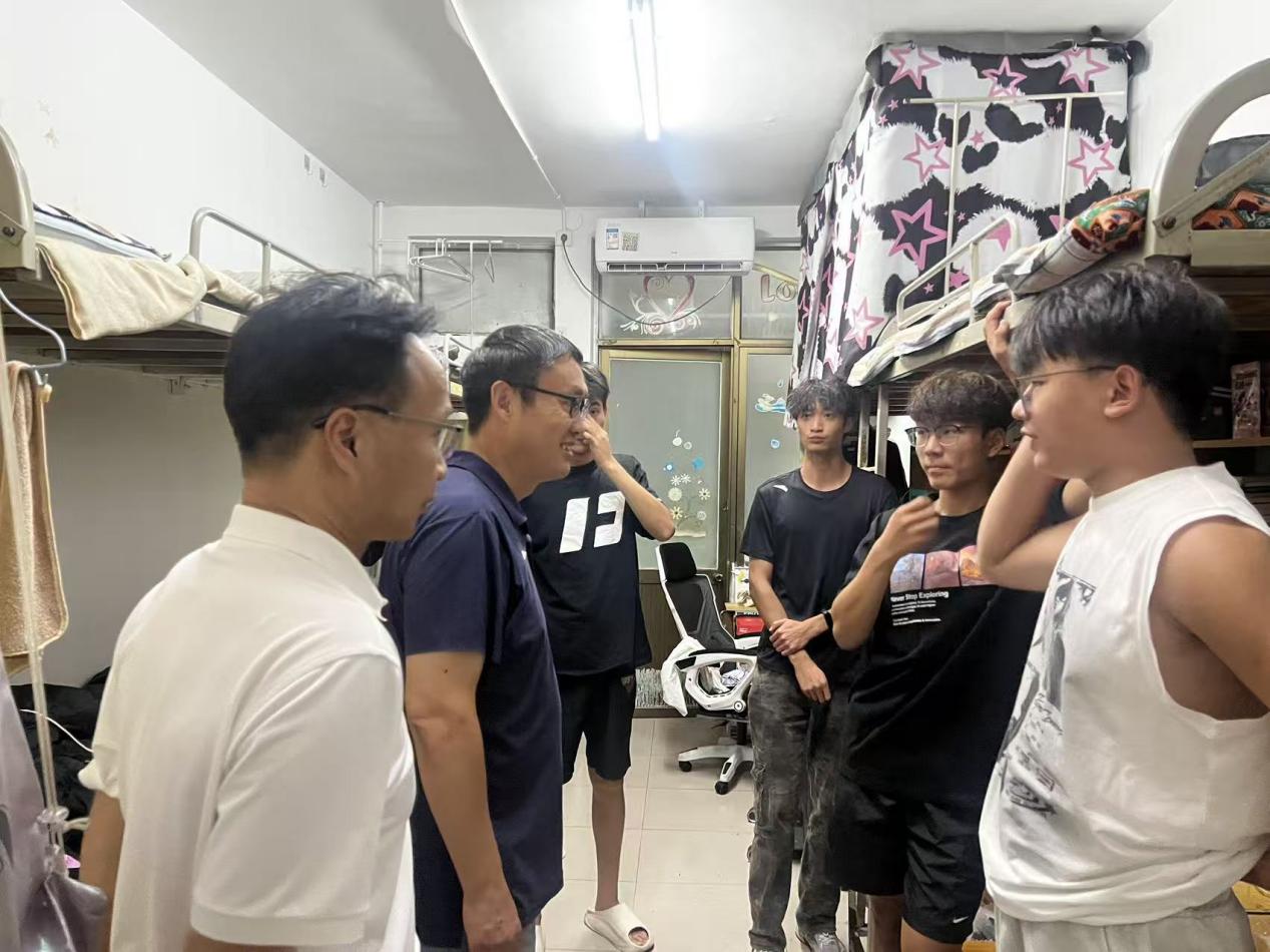 必赢242net官网开展宿舍走访活动