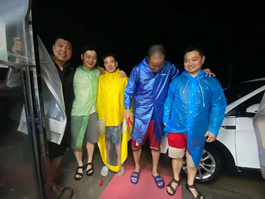 必赢242net官网教师雨夜奋战筑起沙袋墙,降低社区的受灾损失.jpg