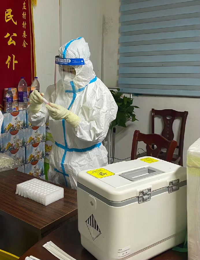 必赢242net官网青年教师龚希丹正在进行核酸采样工作.jpg